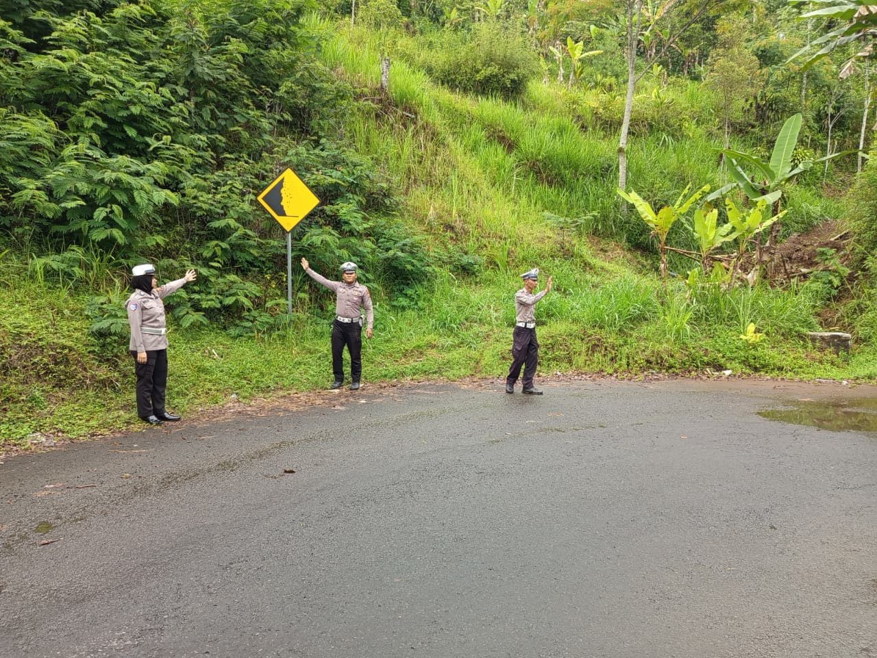Polisi melakukan survei jalur rawan longsor di Mojo. (Foto: Polres Kediri Kota/jatimnow.com)