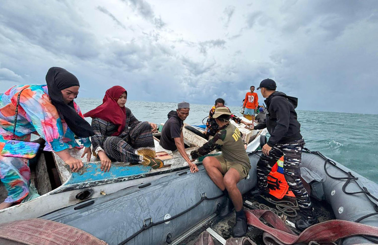 Dengan sigap, prajurit KRI Hiu segera melaksanakan prosedur Search and Rescue (SAR) dan mengevakuasi seluruh penumpang ke atas kapal. (Foto/Dispen Koarmada II)