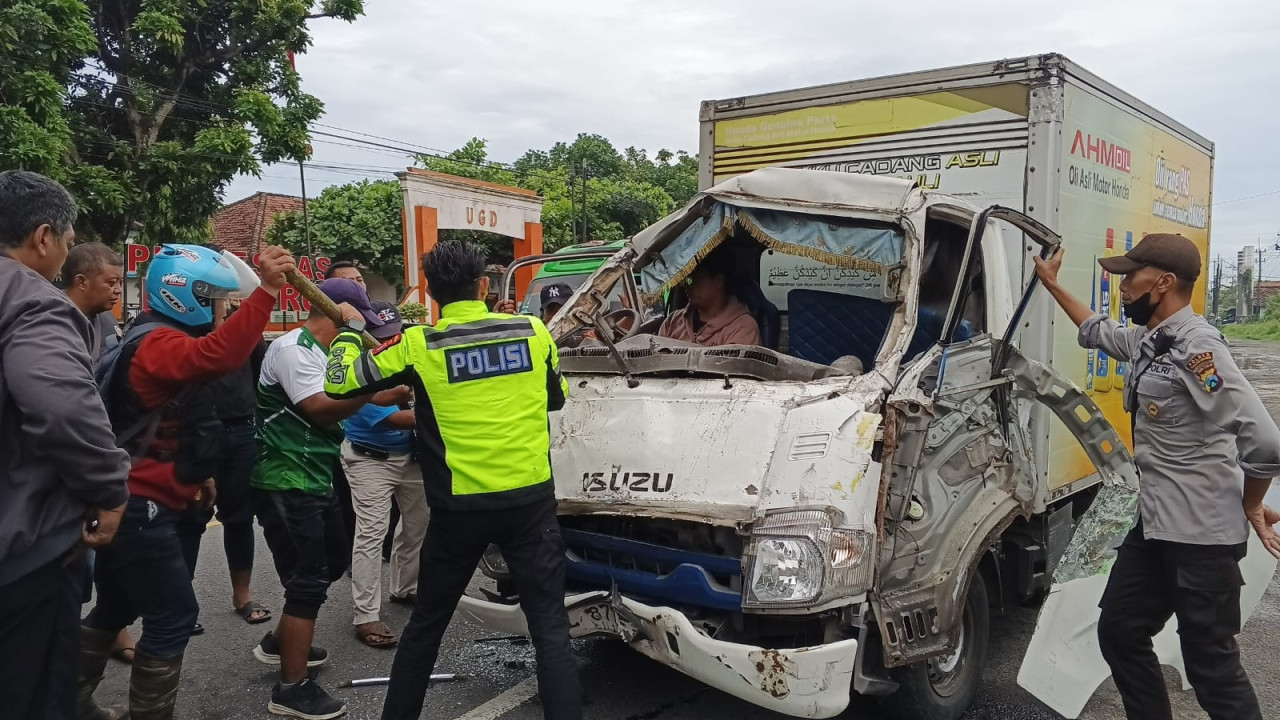 Kurang Konsentrasi, Truk Box Tabrak Motor dan Hantam Tronton di Tulungagung