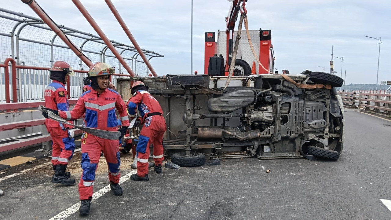 Evakuasi mobil terguling di Jembatan Suramadu. (Foto: DKPP Surabaya/jatimnow.com)