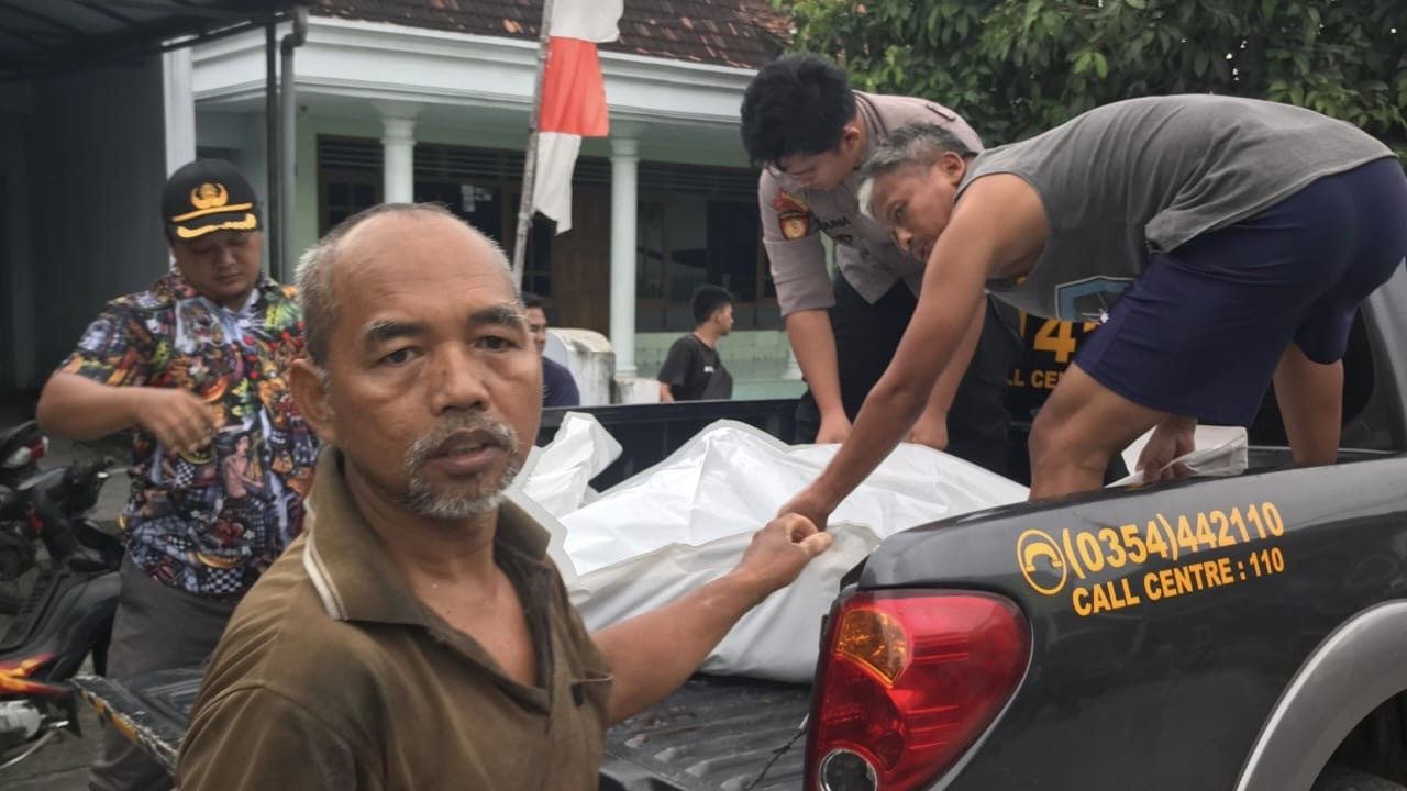 Evakuasi korban kecelakaan maut di Kediri. (Foto: Polsek Wates/jatimnow.com)