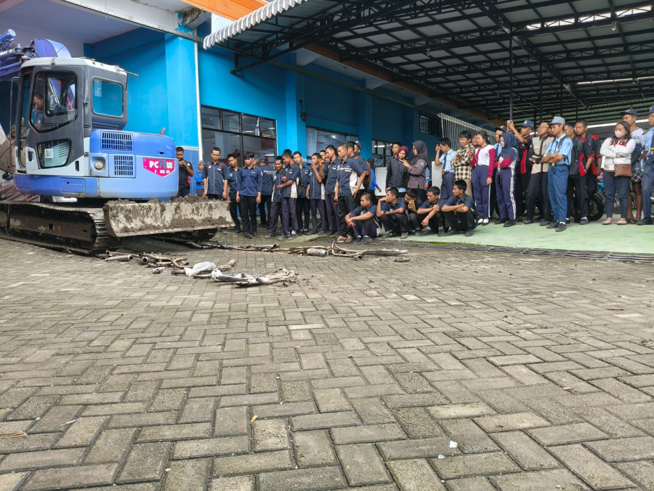 Foto: Knalpot brong hasil razia polisi di Blitar dimusnahkan dengan dilindas ekskavator. (Polres Blitar/jatimnow.com)
