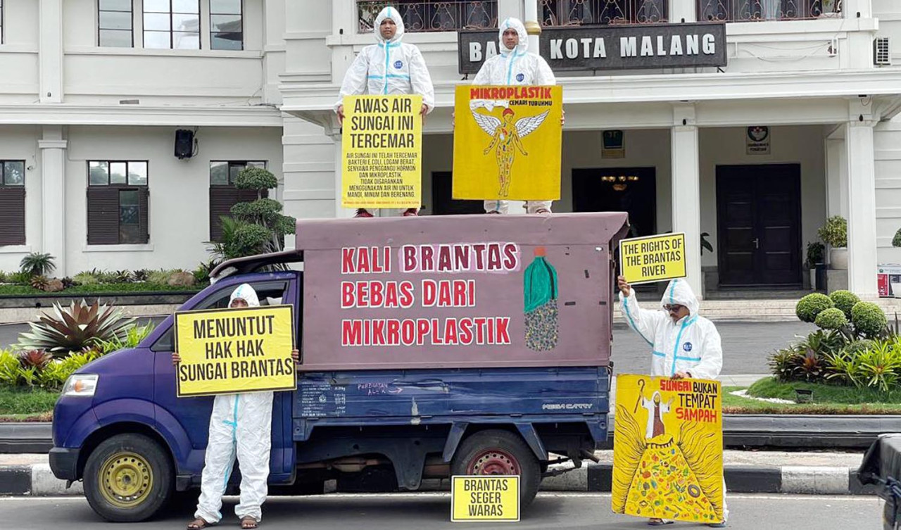 Komunitas Brantas Mbois bersama Ecoton menggelar aksi protes di depan Balai Kota Malang pada Kamis (06/11/2025). (Foto: Ecoton for JatimNow.com)