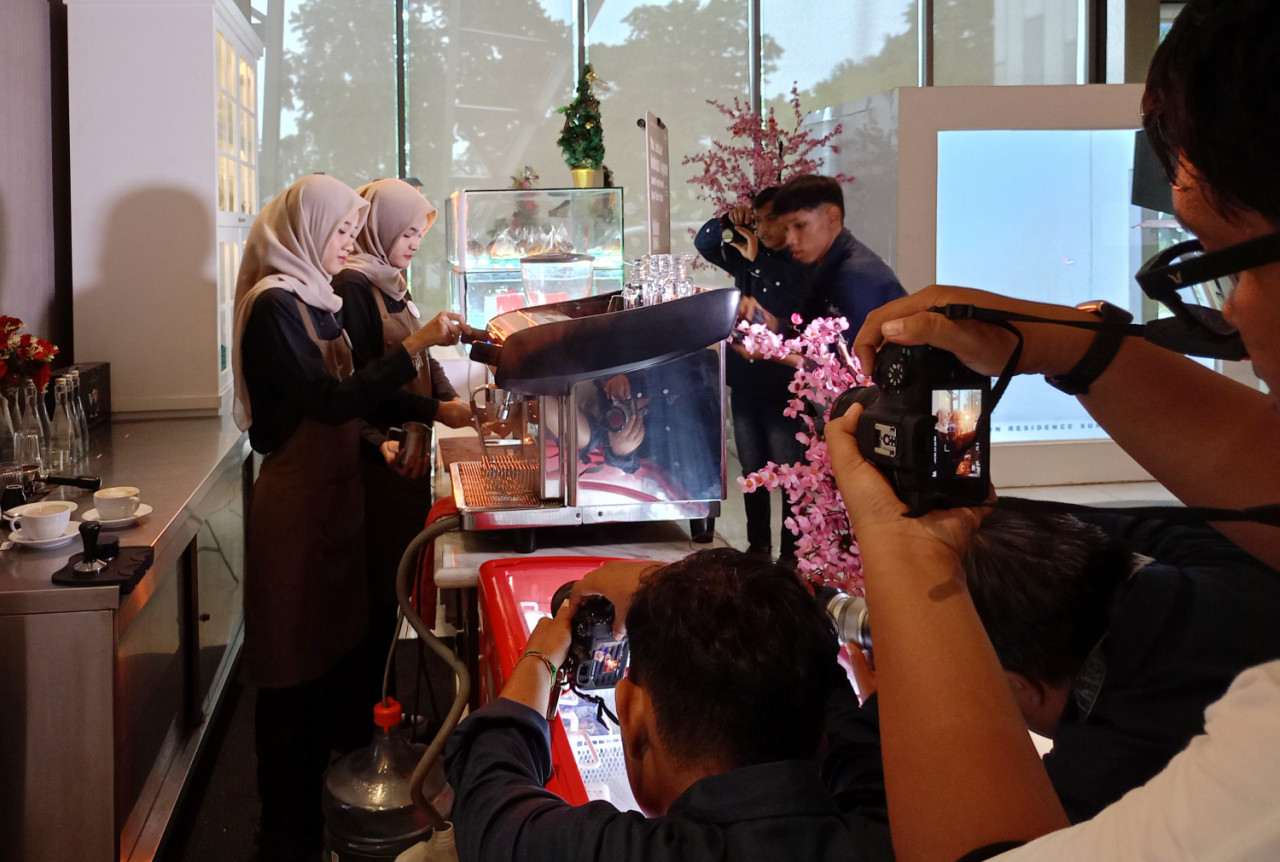 Kolaborasi inspiratif Kopi Tutur Rasa X Tutur Mata di Midtown Surabaya satukan fotografer disabilitas dengan barista Tuli. (Foto: Midtown Hotels/jatimnow.com)