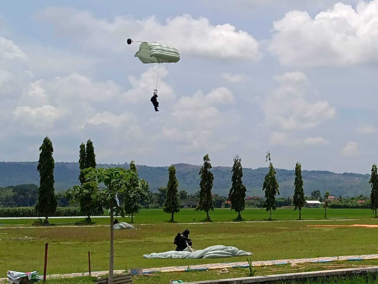 Warga Tulungagung Antusias Melihat Latihan Terjun Payung Prajurit TNI AU