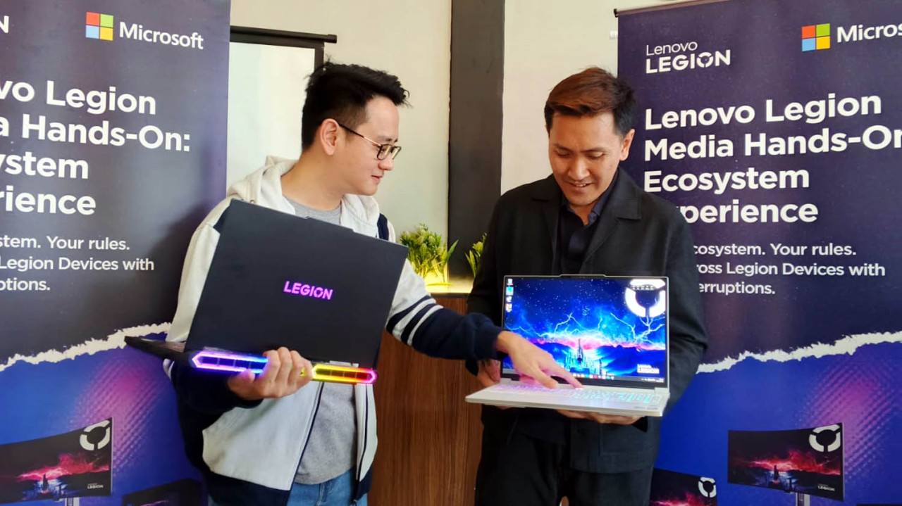 Consumer Marketing Lenovo Indonesia, Indra Raharjo, bersama Consumer Product Manager Premium Category Lenovo Indonesia, Hendry Lim, memperkenalkan Lenovo Legion Gen 10 di Surabaya, Selasa (25/11/2025). (Foto: Ali Masduki/jatimnow.com)
