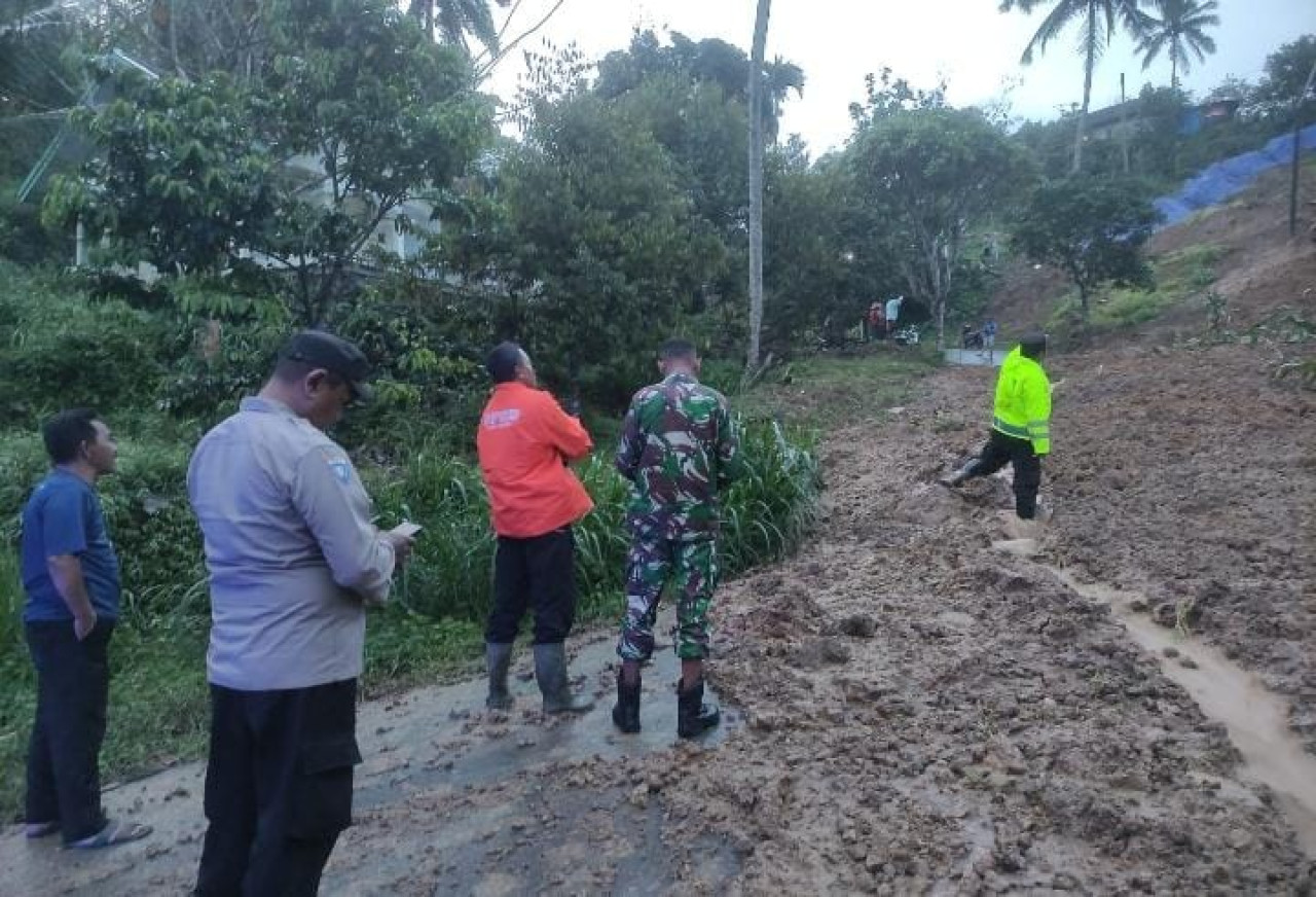 Foto: Longsor yang menutup akses jalan Tulungagung-Trenggalek. (Polsek Pagerwojo/jatimnow.com)