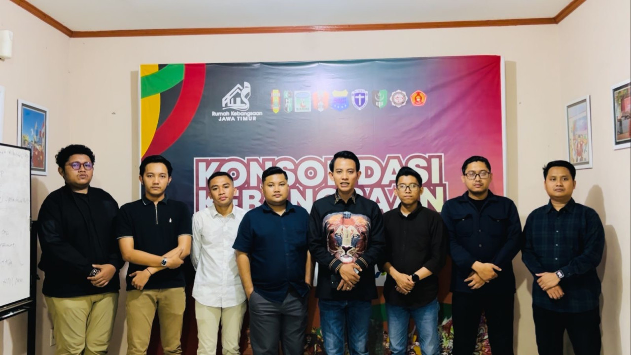 Foto: Perwakilan organisasi mahasiswa di jawa timur menolak gelar oahlawan untuk Soeharto. (Rizky/jatimnow.com)