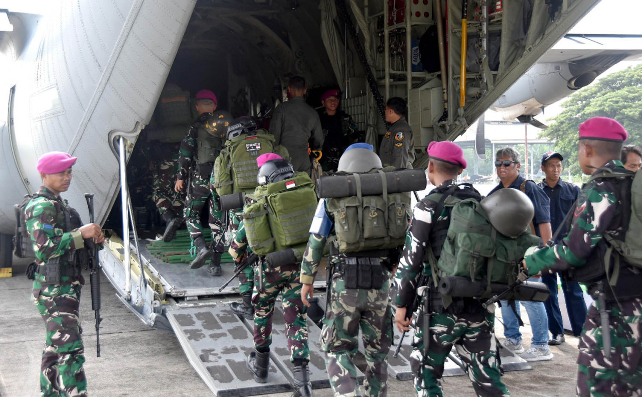 Prajurit Brigif 2 Marinir naik ke Pesawat C-130J-30 Super Hercules A-1339 milik TNI Angkatan Udara. (Foto: Ainul Yakin for JatimNow.com)