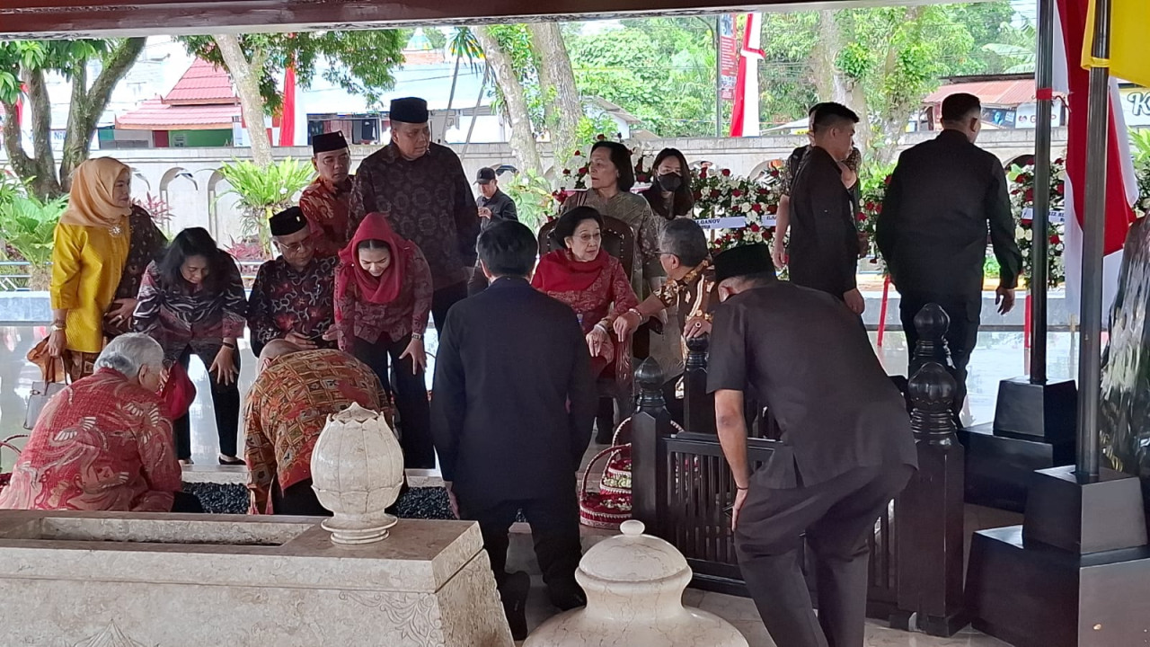 Foto: Ketua Umum PDIP Megawati saat berziarah ke makam Bung Karno. (Bramanta/jatimnow.com)