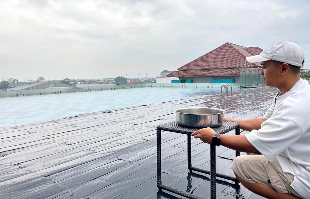 Penelitian awal yang dilakukan pada 23 November 2025 di lima titik strategis mengungkap bahwa hujan yang turun membawa partikel plastik super kecil, didominasi jenis fiber. (Foto: Ecoton for JatimNow.com)