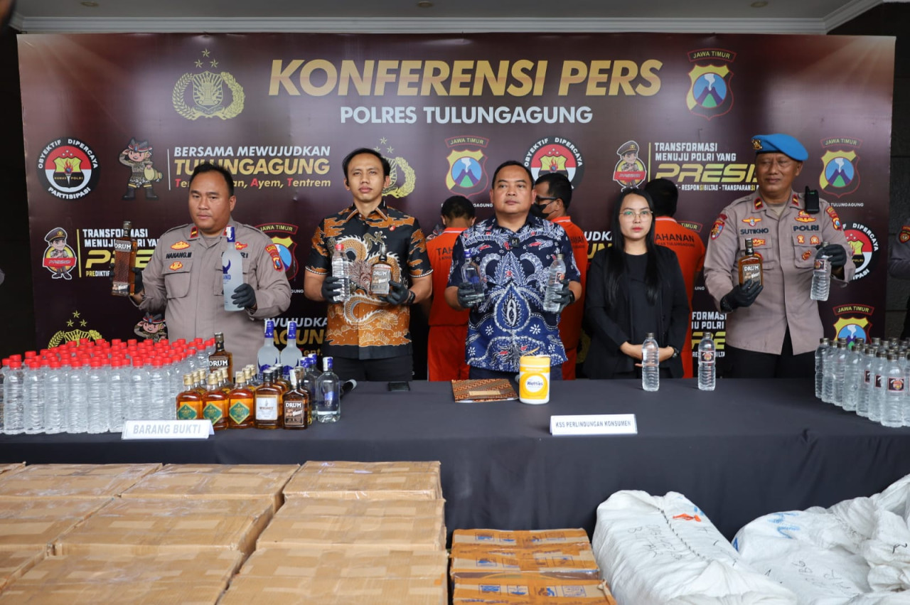Foto: Polisi rilis pengungkapan peredaran miras di Tulungagung. (Polres Tulungagung/jatimnow.com)