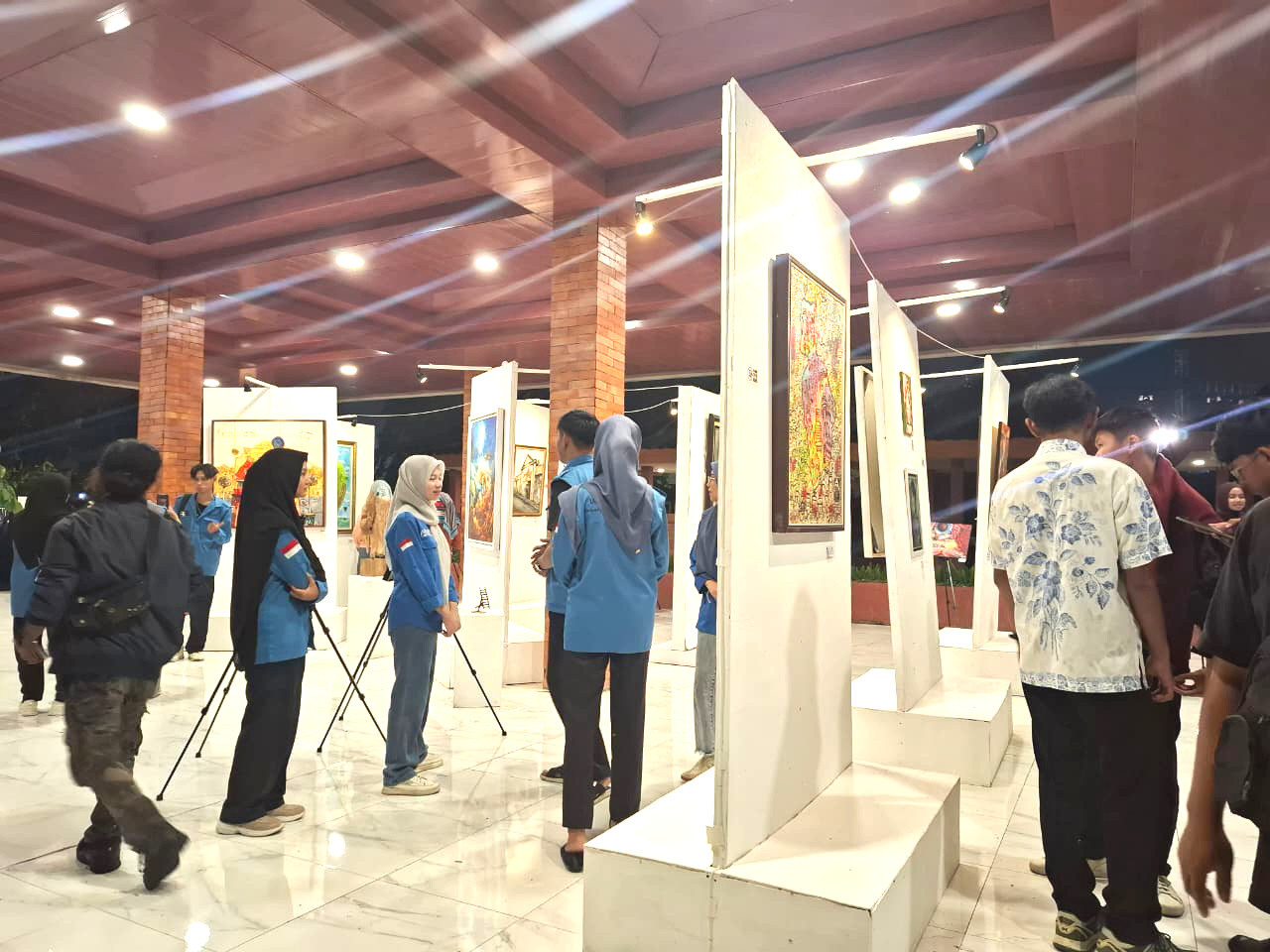 Pengunjung memadati area pameran  Warna-Warni Mojokerto, di pendopo sisi utara Taman Bahari Mojopahit, Kota Mojokerto. (Foto: Sofanka for JatimNow.com)