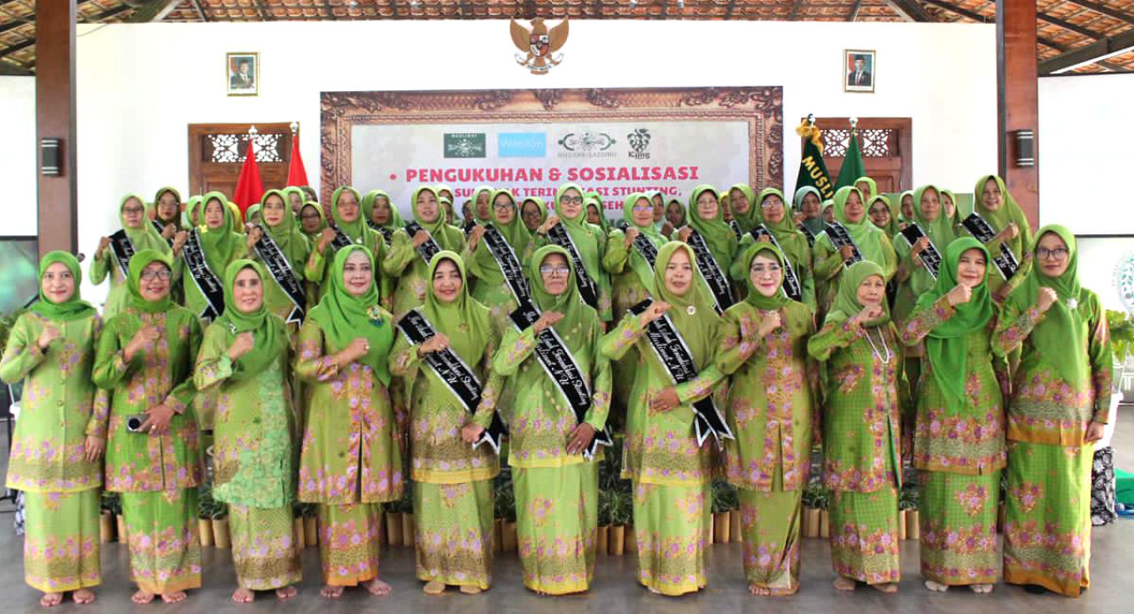 PC Muslimat NU Kabupaten Blitar menggelar pengukuhan dan sosialisasi ibu asuh anak stunting di Pondok Pesantren (Ponpes) Maftahul Ulum Jatinom, Blitar, Minggu (2/11). (Foto: FJN for JatimNow.com)