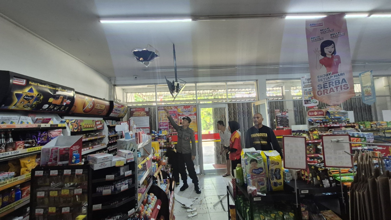 Foto: Polisi lakukan olah TKP di lokasi kejadian. (Polres Blitar Kota/jatimnow.com)