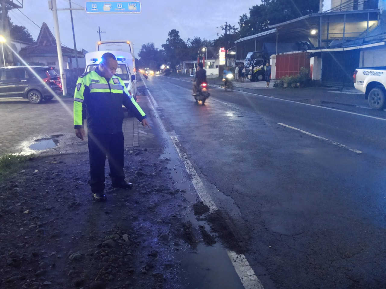 Foto: Polisi lakukan olah TKP di lokasi kecelakaan. (Polres Tulungagung/jatimnow.com)