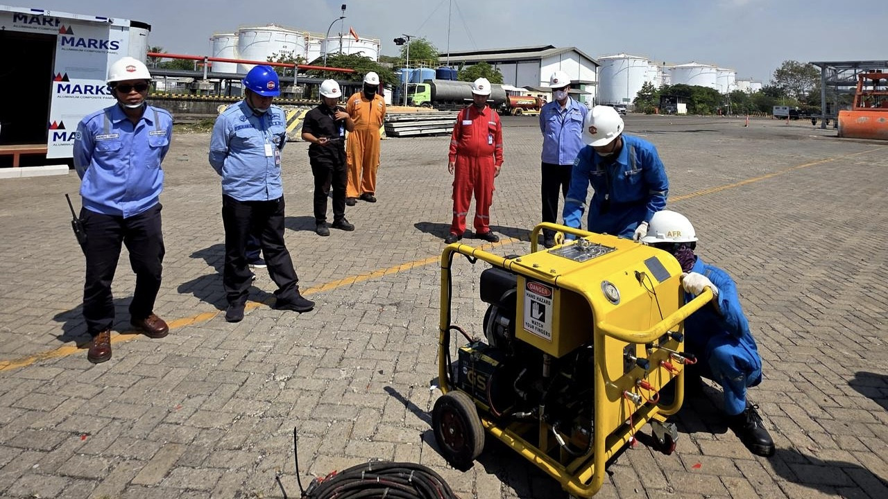 Kasi KBPP Capt H Mochamad Firmawan bersama tim saat melakukan latihan penanggulangan pencemaran di salah satu pelabuhan perusahaan di Gresik. (Foto: KBPP KSOP Gresik)