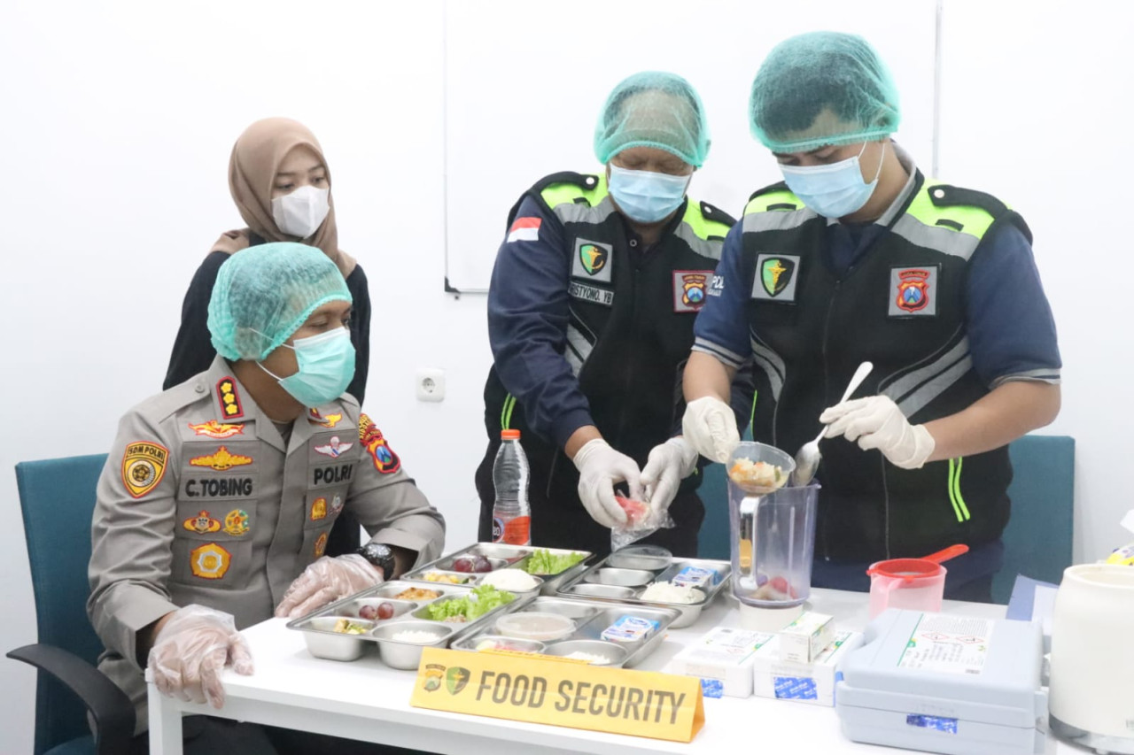Foto: Pemeriksaan kualitas MBG di SPPG Polresta Sidoarjo. (Polresta Sidoarjo/jatimnow.com)