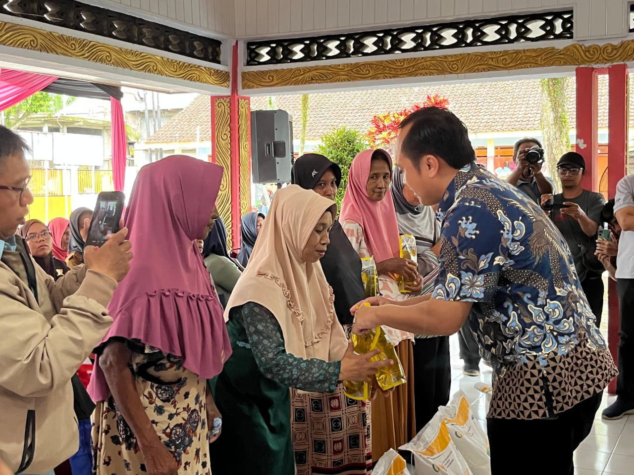 Pemkab Jember bersama Bulog salurkan bantuan pangan. (Foto: Diskominfo Jember/jatimnow.com)