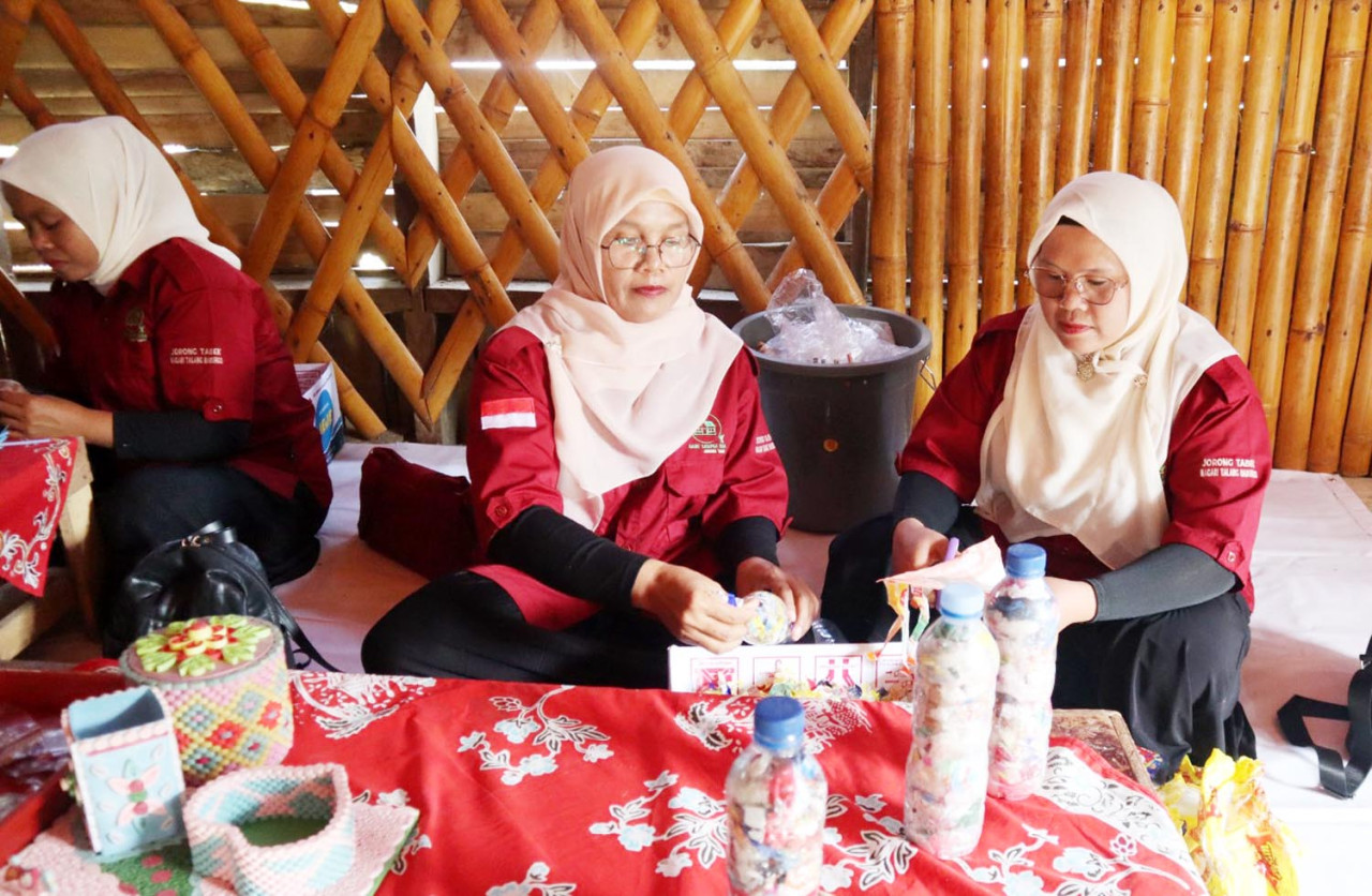 Warga Kampung Berseri Astra Tabek Talang Babungo mengelola limbah anorganik di bank sampah, menciptakan nilai ekonomis dan mendukung ekonomi sirkular desa (Foto: Astra for JatimNow.com)