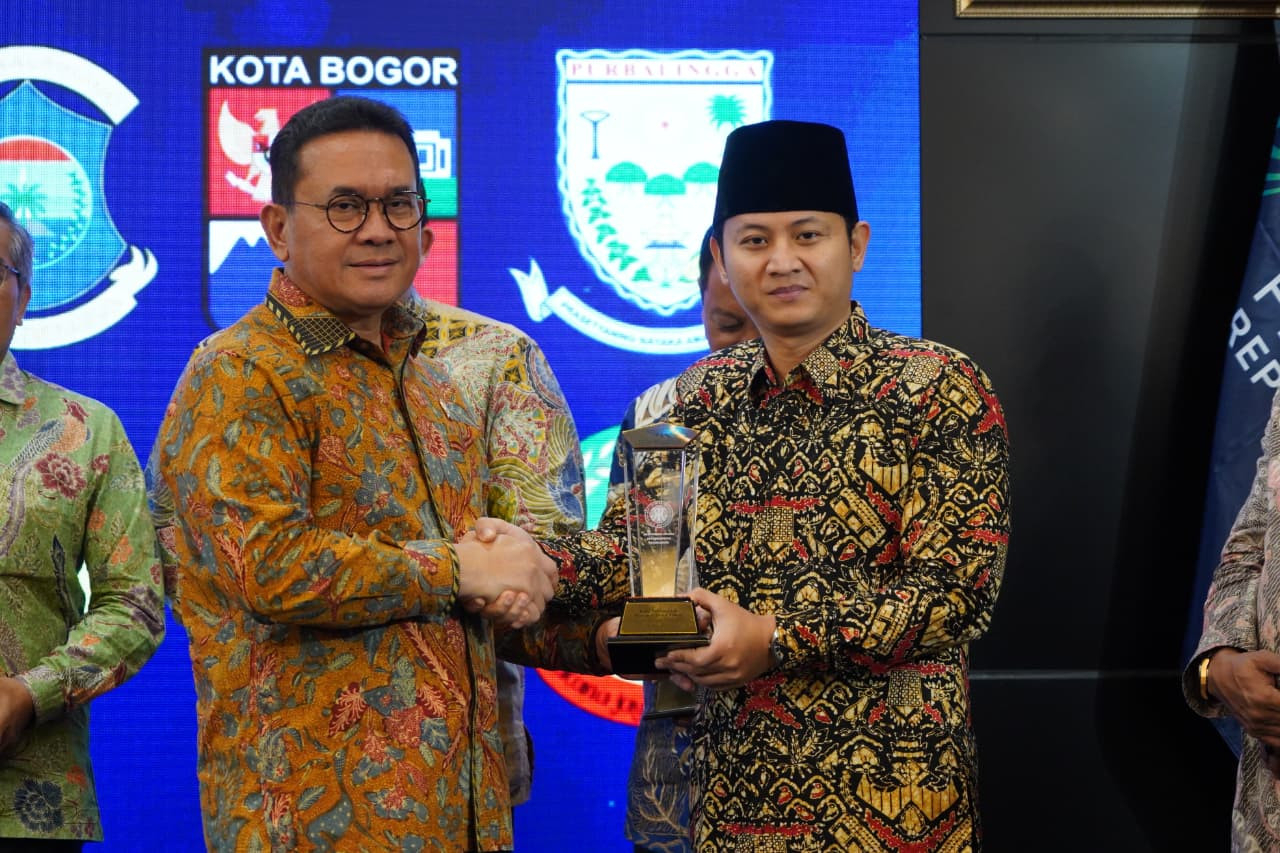 Foto: Bupati Trenggalek, Mochamad Nur Arifin saat menerima penghargaan. (Prokopim/jatimnow.com)