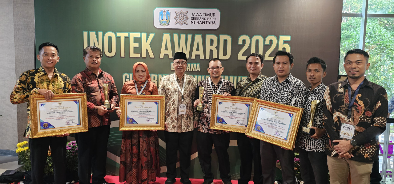 Foto : Pemkab Jember saat menerima penghargaan (Diskominfo/jatimnow.com))