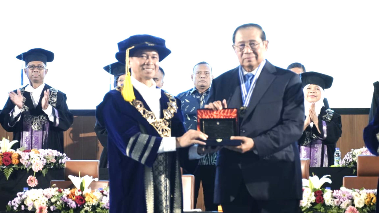 Rektor ITS Prof.  Bambang Pramujati, menyerahkan penghargaan Sepuluh Nopember kepada Presiden ke-6 RI, Susilo Bambang Yudhoyono, di acara Puncak Dies Natalis ke-65 ITS. (Foto: Humas ITS for JatimNow.com)