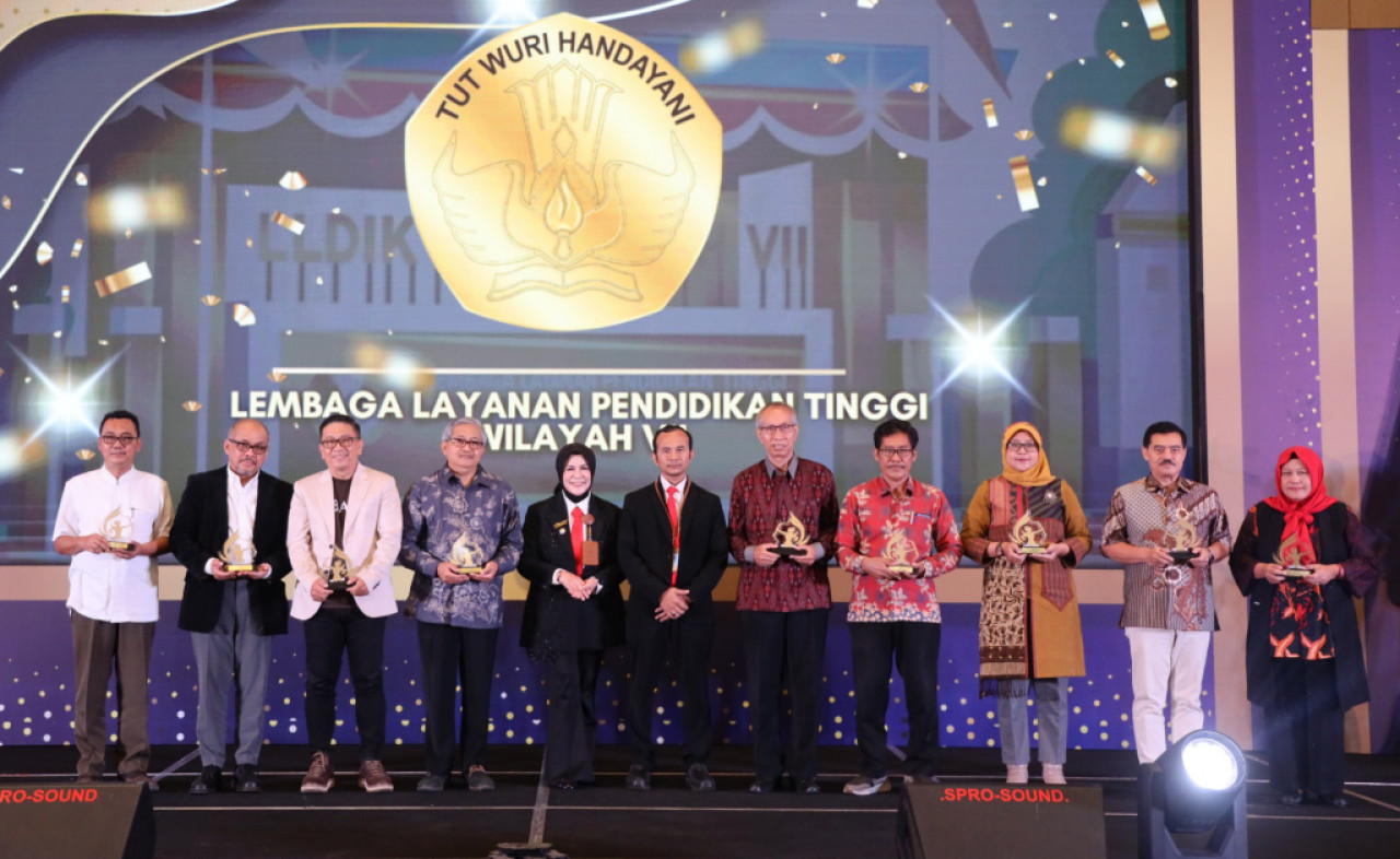 Unusa meraih dua penghargaan dari  LLDikti Wilayah VII, Jawa Timur dalam ajang Anugerah Kampus Unggulan 2025. (Foto: Humas Unusa for JatimNow.com)