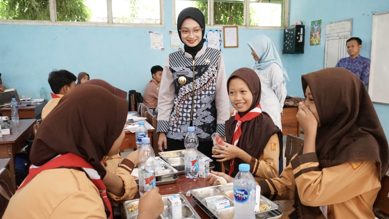 Mbak Vinanda saat meninjau MBG di SMPN 8 Kota Kediri. (Foto: Pemkot Kediri/jatimnow.com)