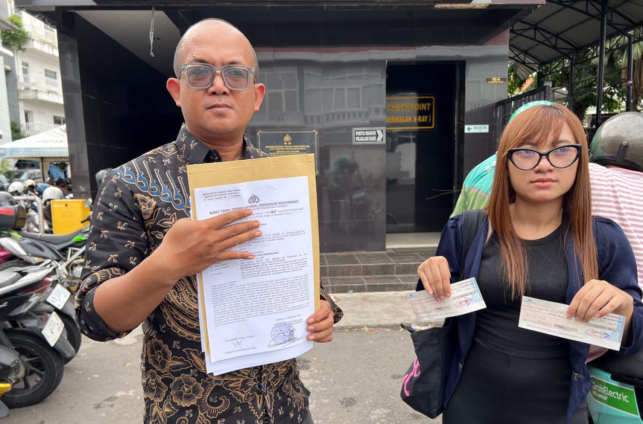 Tim Advokasi Pusaka Garuda Hitam menunjukkan surat laporan di Polrestabes Surabaya. (Foto: Ali Masduki/jatimnow.com)