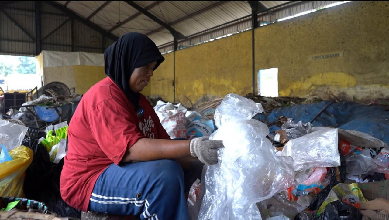 Perempuan pemilah sampah di Gresik terpapar 23 bahan kimia berbahaya dari plastik. (Foto: Ecoton/jaimnow.com)