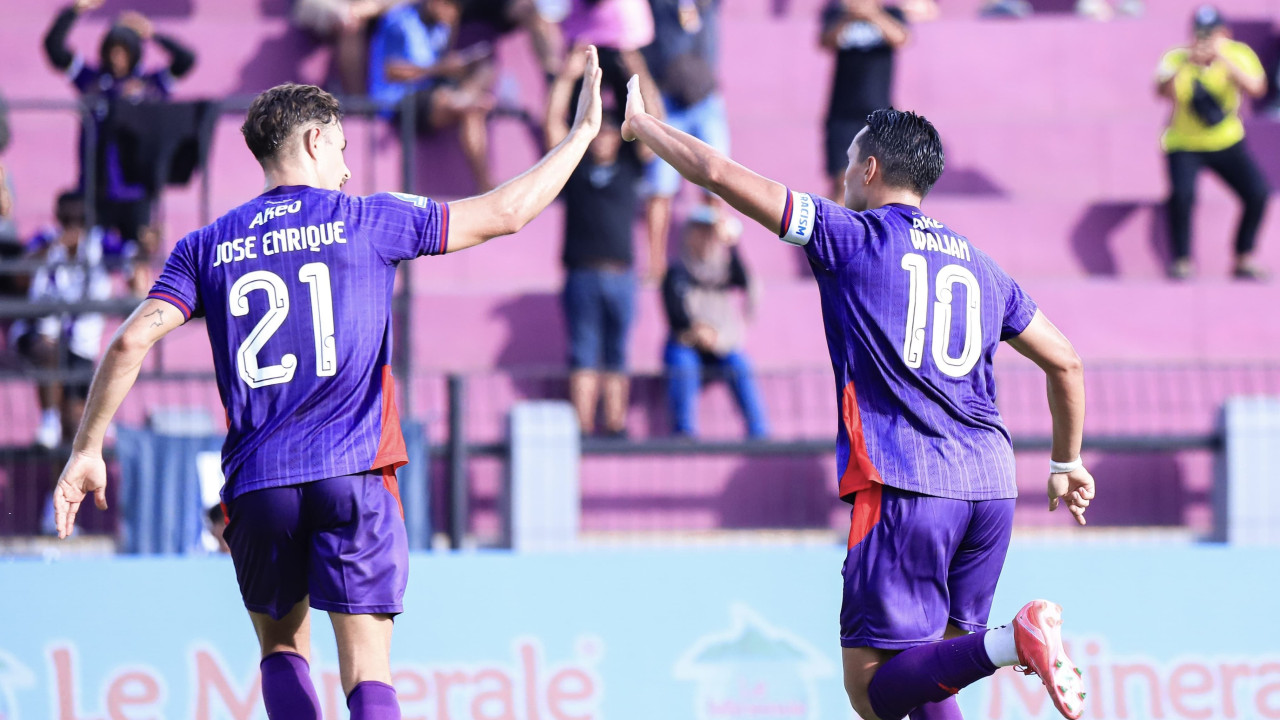 Jose dan Ezra dalam laga melawan Semen Padang. (Foto: Persik Kediri/jatimnow.com)