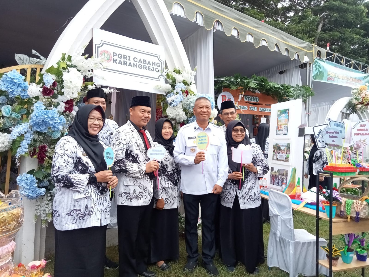 Foto: Bupati Tulungagung, Gatut Sunu Wibowo bersama PGRI. (Bramanta/jatimnow.com)