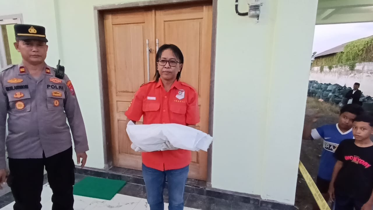 Foto: Polisi saat mengevakuasi jenazah bayi yang ditemukan. (Bramanta/jatimnow.com)