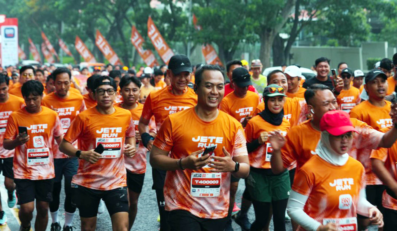 Para peserta antusias melintasi rute dengan suasana asri Surabaya Barat ketike mengikuti gelaran Jete Run pada Minggu, 23 November 2025. (Foto/dok.JETE)