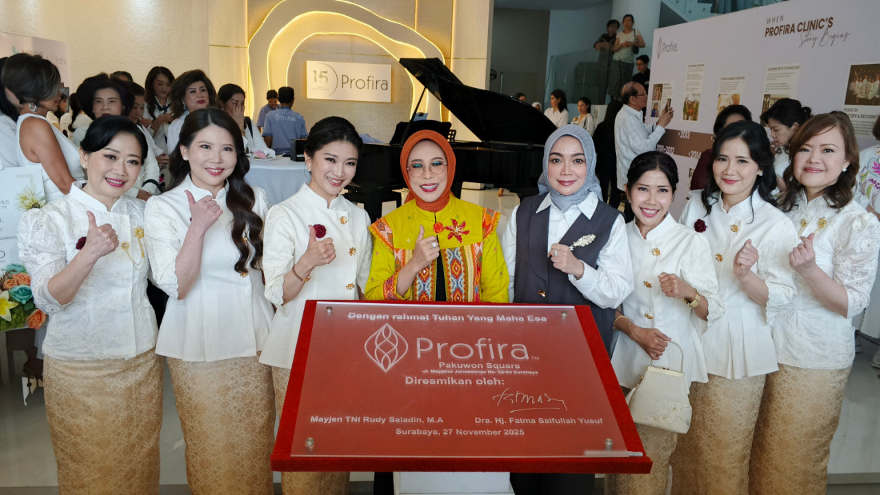 Hj. Fatma Saifullah Yusuf ketika meresmikan Profira Clinic di Pakuwon Square Surabaya. (Foto: Ali Masduki/jatimnow.com)