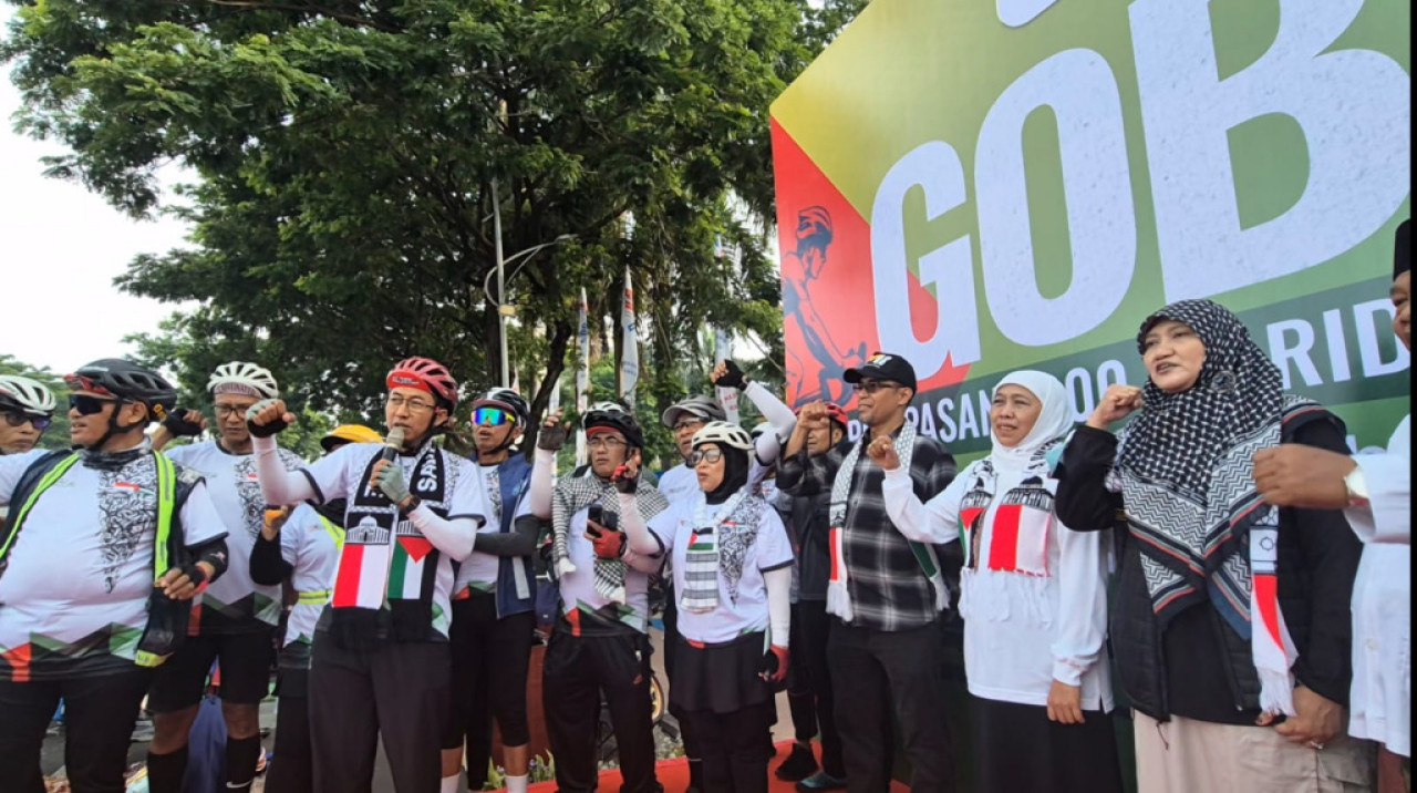 Gubernur Khofifah lepas Ride for Palestine 2025 Surabaya-Jakarta. (Foto: Wirawan for JatimNow.com)
