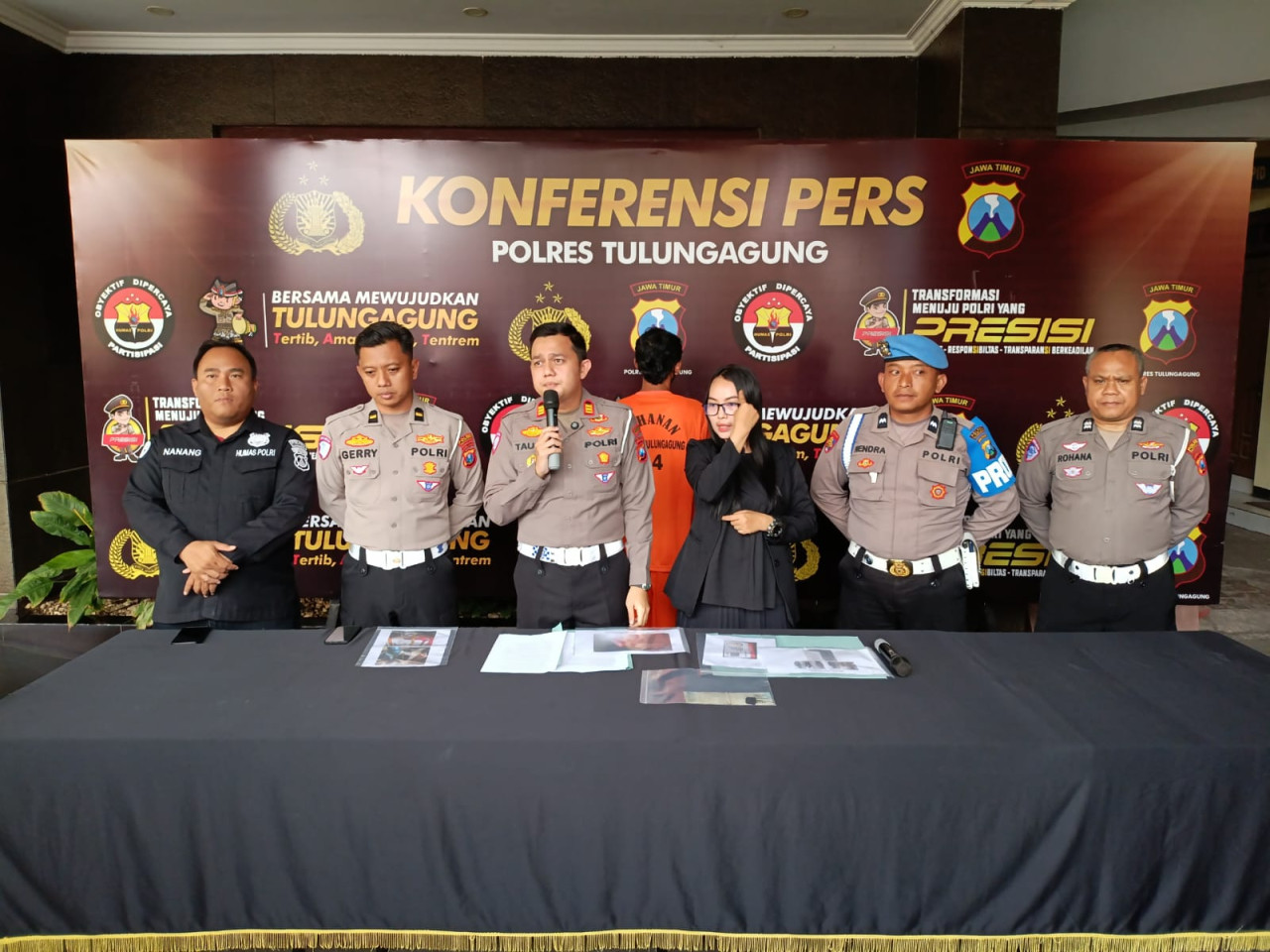 Foto: Polisi saat merilis penetapan sopir bus harapan jaya sebagai tersangka. (Bramanta/jatimnow.com)