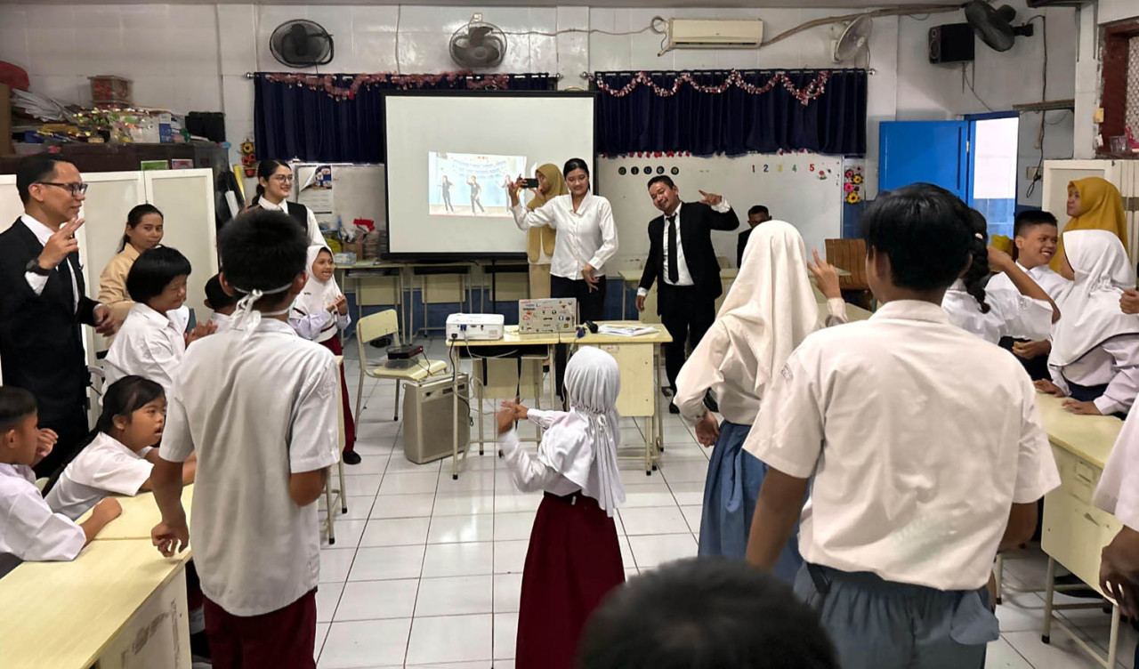 Para staf Hotel Santika Pandegiling Surabaya terjun langsung menjadi guru sehari di SLB Paedagogia. (Foto: Santika Pandegiling for JatimNow.com