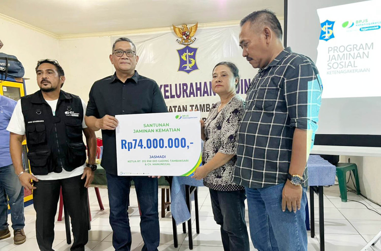 BPJS Ketenagakerjaan Surabaya Karimunjawa menyerahkan santunan Jaminan Kematian (JKM) secara simbolis kepada ahli waris Alm. Jasmadi. (Foto: Ali Masduki/jatimnow.com)