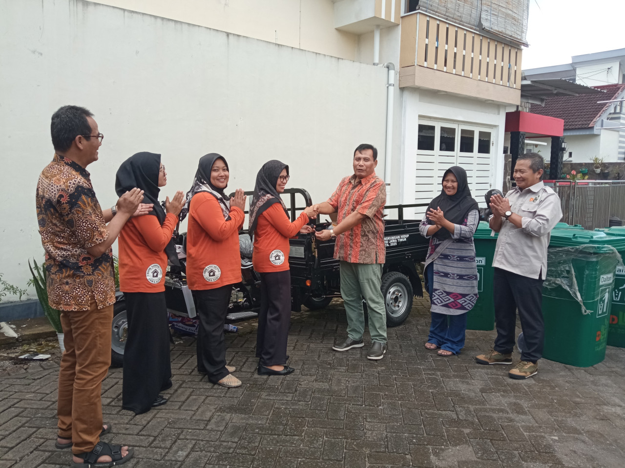 Dukung Pengelolaan Sampah di Jember, Satib Serahkan Bantuan Kendaraan Roda Tiga