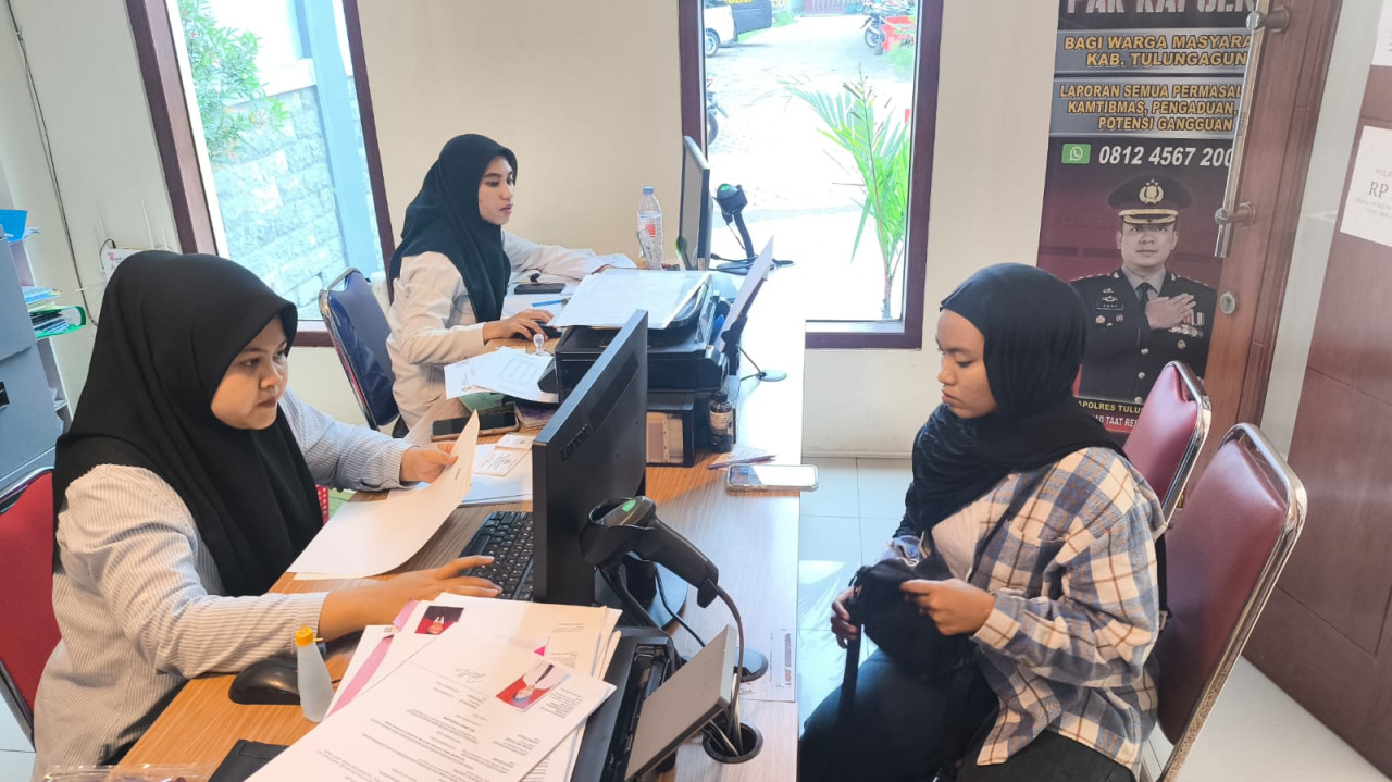 Foto: Masyarakat Tulungagung saat mengurus SKCK. (Polres Tulungagung/jartimnow.com)