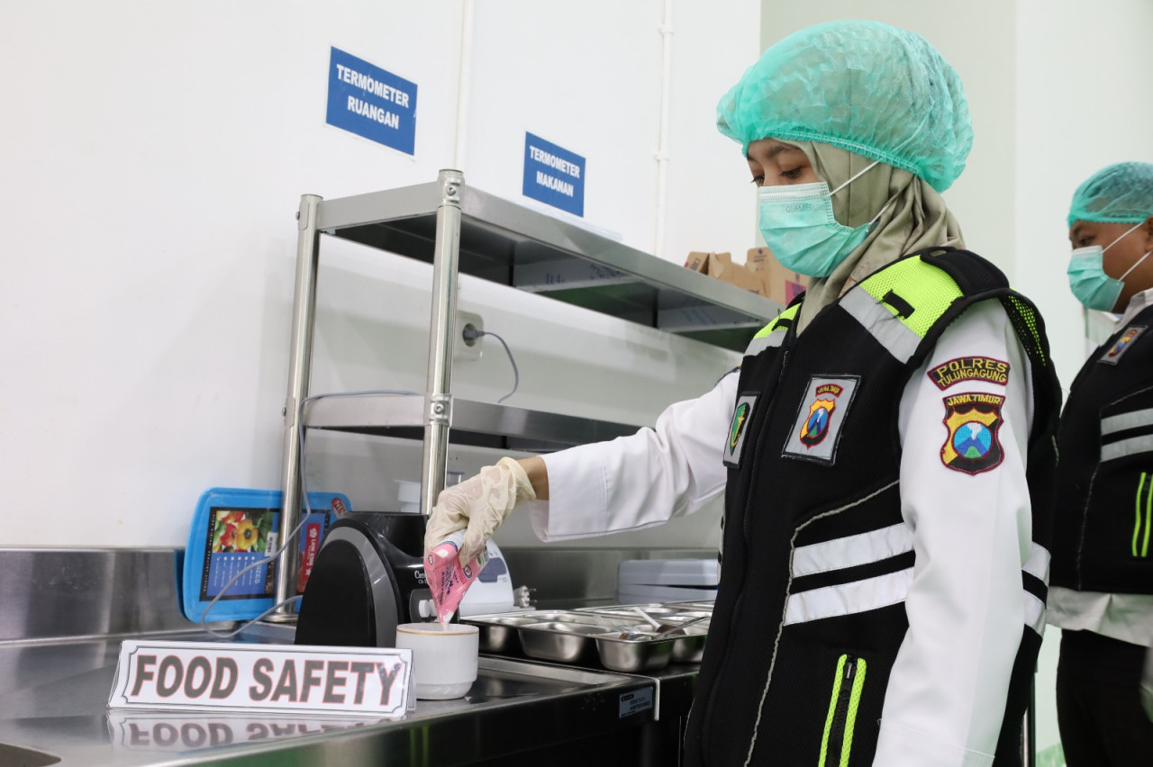 Foto: Aktivitas pemeriksaan makanan di SPPG Polres Tulungagung. (Polres Tulungagung/jatimnow.com)