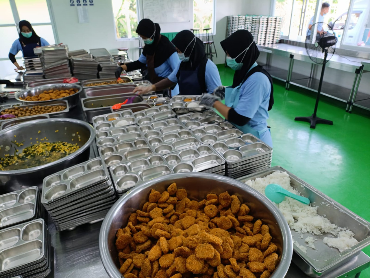 Foto: Aktivitas SPPG Polres Tulungagung yang telah kantongi SLHS. (Bramanta/jatimnow.com)