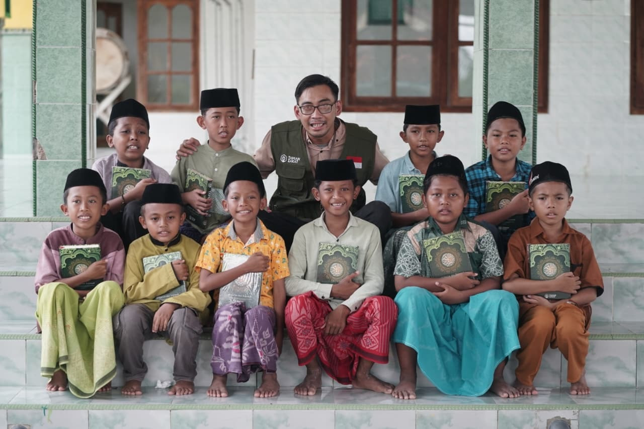 Ratusan santri di Pamekasan terima mushaf Al-Qur'an baru dari Taman Zakat. Investasi ini untuk lahirnya generasi Qur'ani di pelosok Madura. (Foto: Taman Zakat for JatimNow.com)