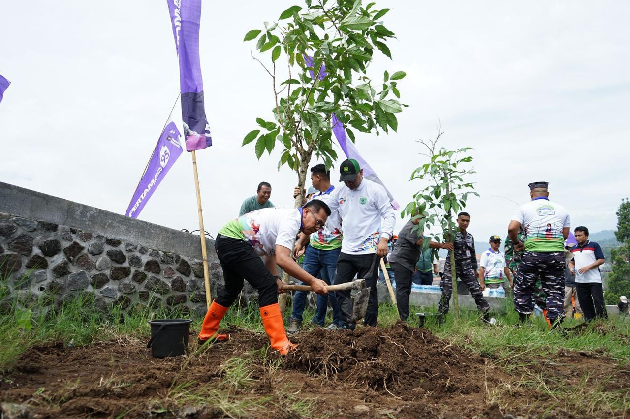 Jaga Ekosistem, Pertamina Patra Niaga Tanam 1.000 Pohon di Hulu Sungai Brantas