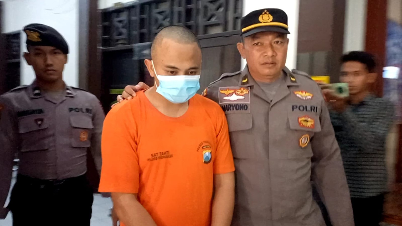 Foto: Tersangka penganiaya guru di Trenggalek. (Bramanta/jatimnow.com)