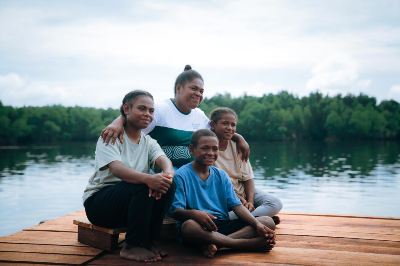 Petronela Merauje, Penjaga Hutan Perempuan, Enggros, dari Papua, dikenal sebagai Mama Nela, ia menjaga warisan leluhur yaitu Hutan Perempuan, dengan keberanian yang lembut namun tegas. (Foto: Astra for JatimNow.com)
