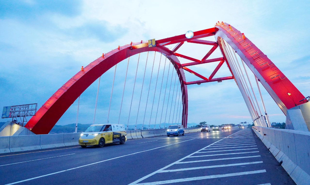 Rainer Zietlow melintasi Jembatan Kalikuto, ketika ekspedisi mobil listrik Volkswagen ID BUZZ World Tour 2025. (Foto: ID. BUZZ for JatimNow.com)