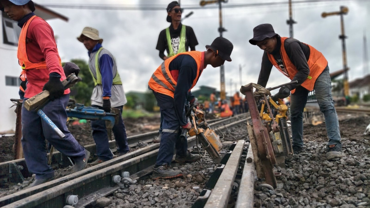 Penggantian wesel di Stasiun Blitar. (Foto: Daop 7 Madiun/jatimnow.com)